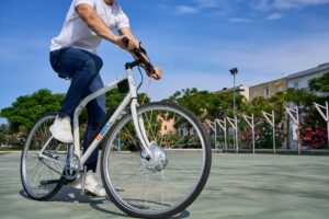 M-Bike è una bicicletta che abbina i vantaggi delle classiche salvaspazio, al design ed al comfort di guida di una bici tradizionale.