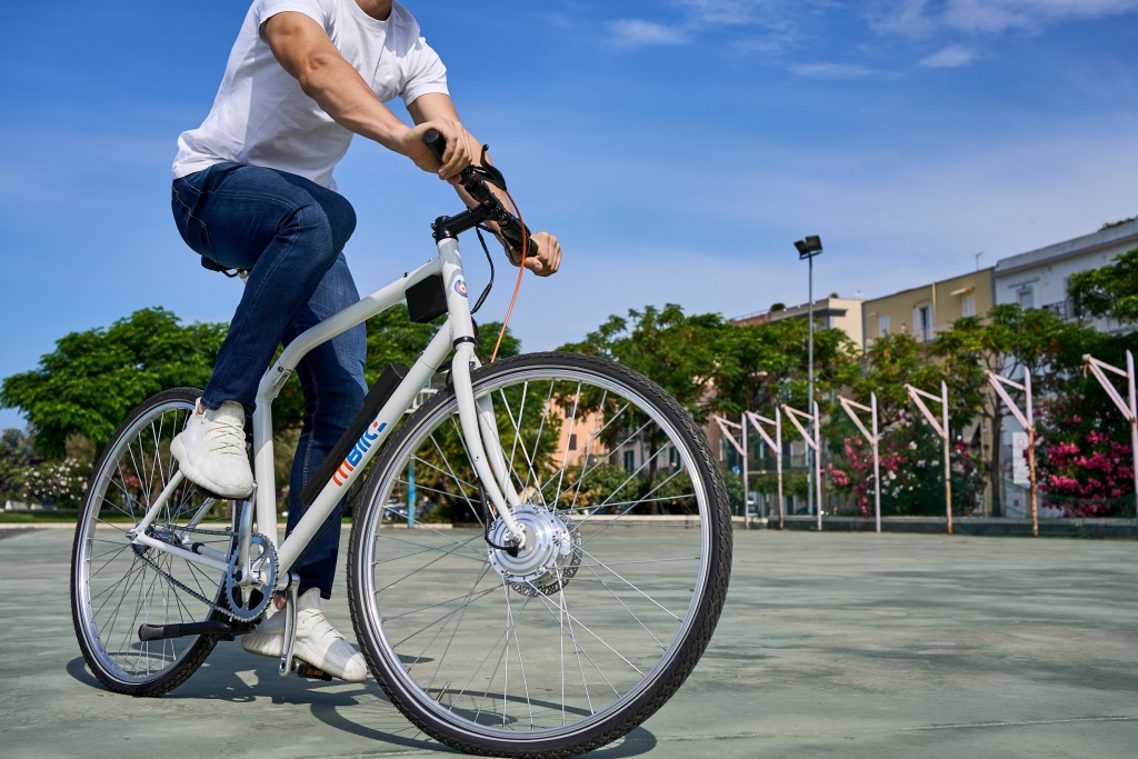 M-Bike è una bicicletta che abbina i vantaggi delle classiche salvaspazio, al design ed al comfort di guida di una bici tradizionale.