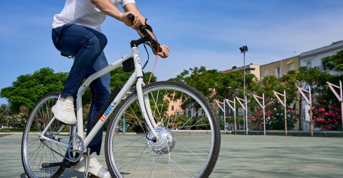 M-Bike è una bicicletta che abbina i vantaggi delle classiche salvaspazio, al design ed al comfort di guida di una bici tradizionale.